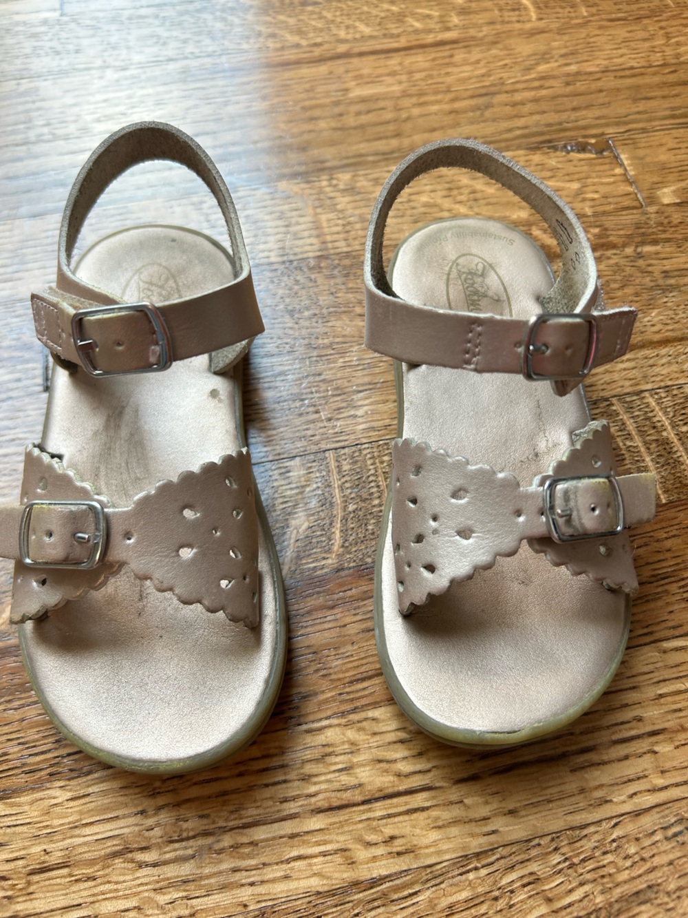 FootMates Girls Metallic Scalloped Buckle Sandals